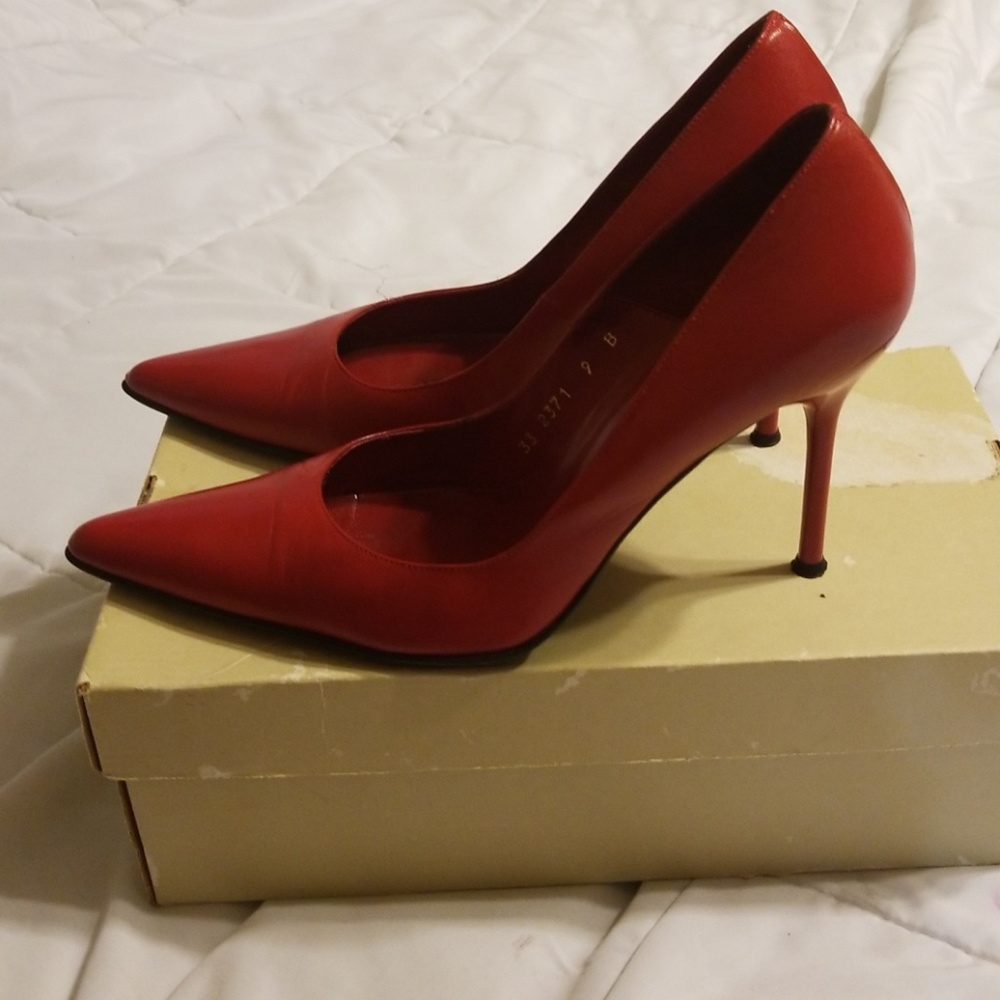 Beautiful classic Red pump - Picture 3 of 4